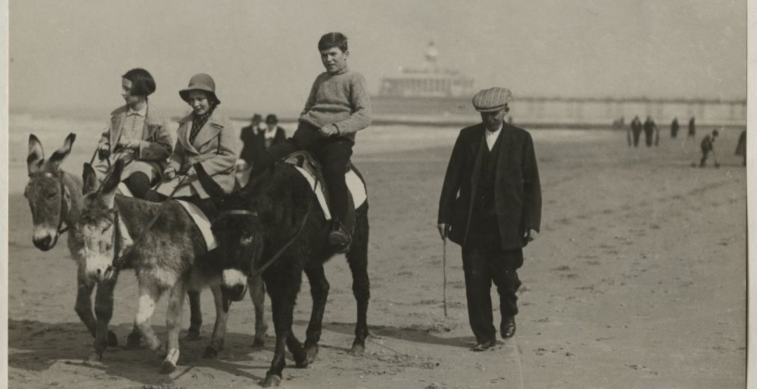 Ezeltje rijden op Scheveningen in 1934. Foto: Feest aan Zee © collectie Haags Gemeentearchief