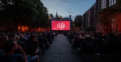 Kijk een film in de buitenlucht van Leiden