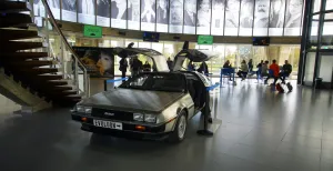 Het Evoluon is weer open en wij namen een kijkje De DeLorean, de tijdmachine uit de film Back to the Future, staat binnen al te wachten. Aan de muur is een hele cirkel van denkers over de toekomst te zien. Foto: DagjeWeg.NL © Tonny van Oosten