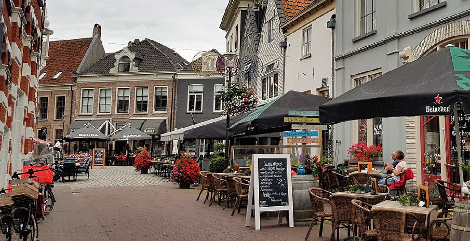 Terrasjes in de Kruisstraat en op de Markt. Foto: DagjeWeg.NL Â© Tonny van Oosten