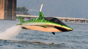 Zoef in een haai door het water in de SkyShark Foto: Jurg van der Vlies