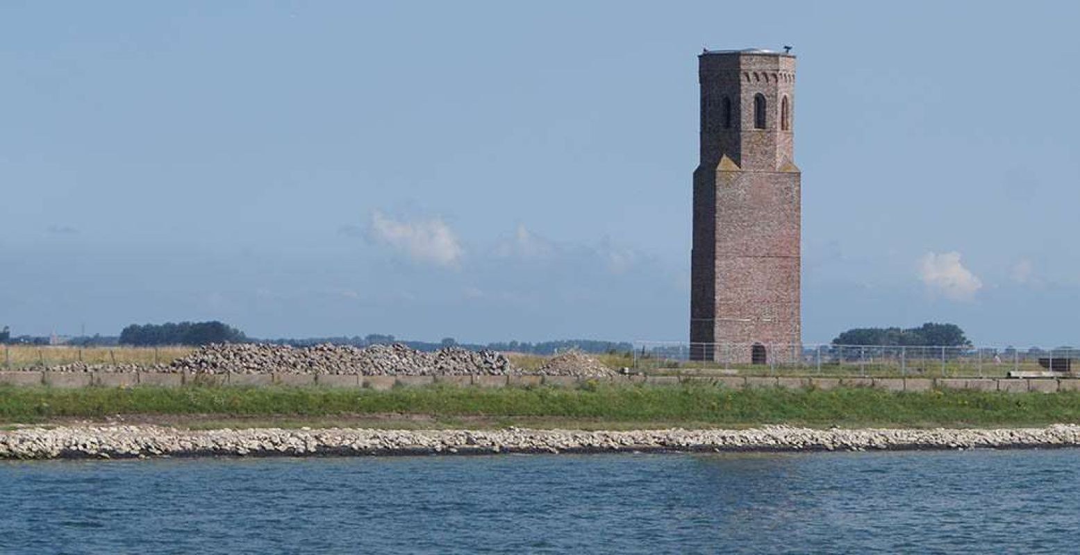 De Plompe Toren in Zeeland. Foto: Redactie DagjeWeg.NL.