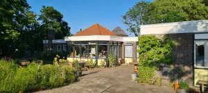 Oldskoel en tuin. Foto: Evelien Linschoten Oldskoel en tuin. Foto: Evelien Linschoten