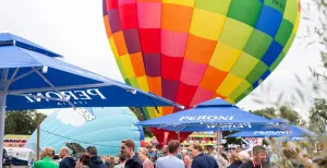 Wat kun je doen dit weekend? Gezelligheid op de Friese Ballonfeesten! Foto: Imka Westerhuis