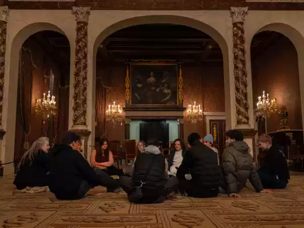 Chillen in de troonzaal. Foto: Koninklijk Paleis Amsterdam © Dymas Vreede