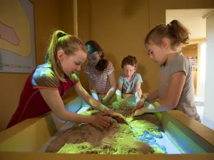 Speel in de interactieve zandbak. Foto: Museum Schokland