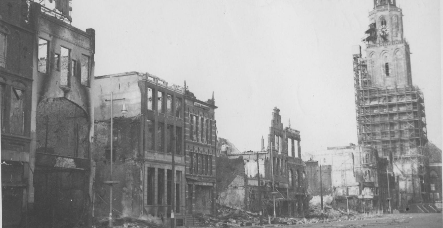 Grote Markt na de strijd in april 1945. Een van de beelden van de expositie 'En toch staat de Martini'. Foto: Groninger Archieven