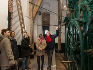 De gids vertelt je alles over wat jullie in de toren tegenkomen. Foto: Marjo van de Peppel-Kool