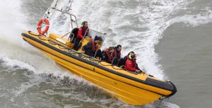 Zand tussen je tanden Lekker varen in een powerboat. Foto: RIB Actie.