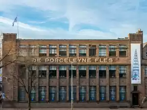 Industrie aan de Schie: Van Gist tot Delfts Blauw – verbonden door water Ontdek de ontwikkeling van Delft en haar industrie in de Delfts Blauw fabriek.Foto: Royal Delft Muse