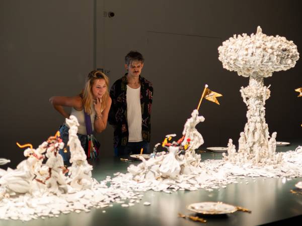 Bewonder het grote werk 'War & Pieces'. Foto: Keramiekmuseum Princessehof © Aron Weidenaar
