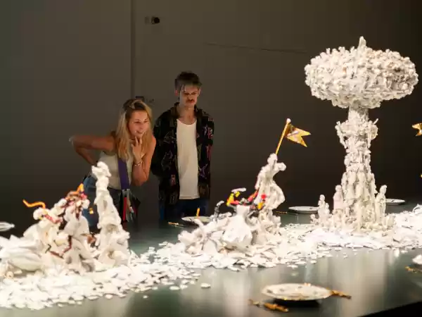 Bewonder het grote werk 'War & Pieces'. Foto: Keramiekmuseum Princessehof © Aron Weidenaar