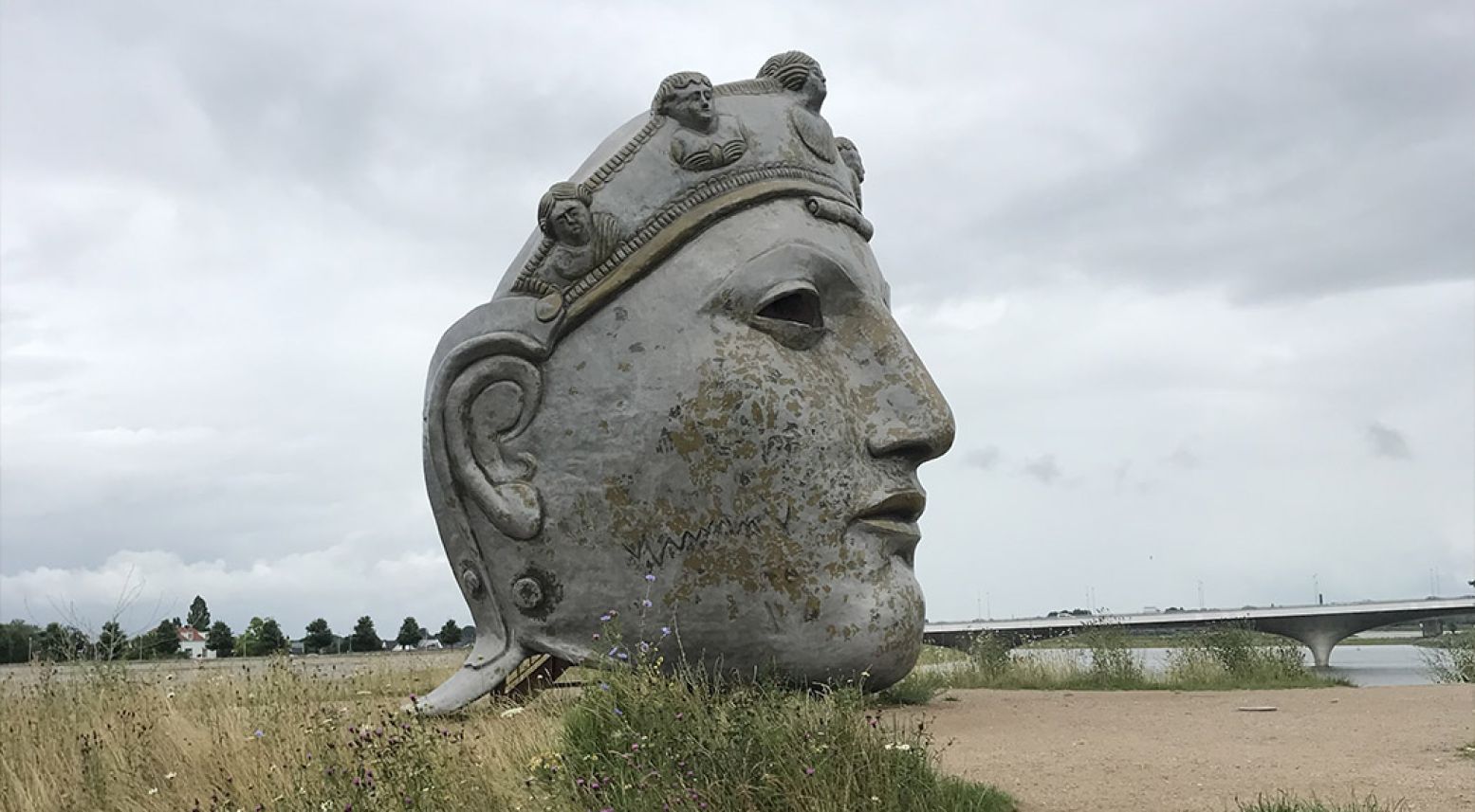 Volg de Romeinse limes en klim bij de Waalbrug in het 'Gezicht van Nijmegen', geïnspireerd op een origineel Romeins ruitermasker dat in Nijmegen is gevonden. Foto: Stichting Werelderfgoed Nederland PG