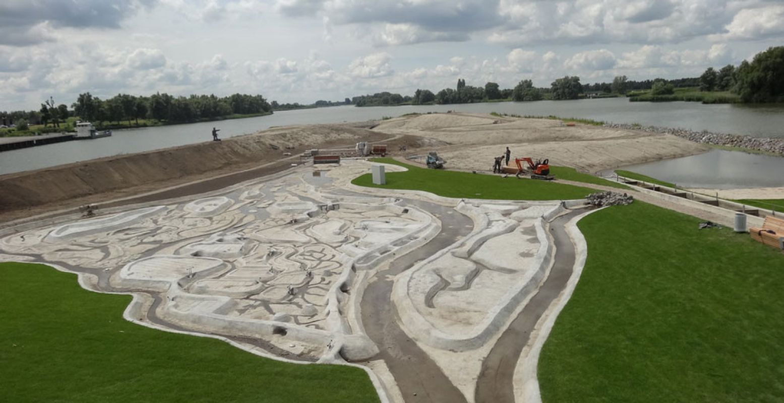De Biesbosch Beleving is een schaalmodel van de Biesbosch, gemaakt van beton. Foto: Biesbosch Museumeiland.