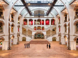 De schitterende Lichthal van het Wereldmuseum Amsterdam. Foto: Wereldmuseum Amsterdam