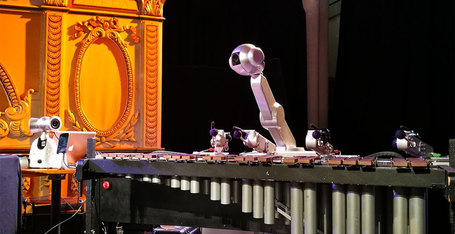 Ontmoet muzikale robots van over de hele wereld in Museum Speelklok. Hier zie je robot Shimon achter de marimba. Foto: DagjeWeg.NL.
