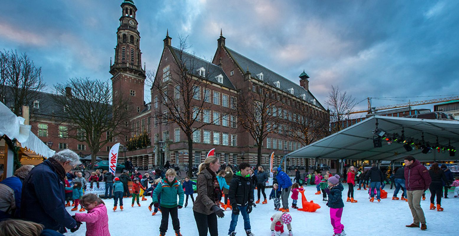 Naast de drijvende kerstmarkt ligt ook een drijvende ijsbaan. Foto: Leiden Marketing