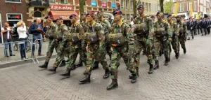 Parade van honderden mariniers