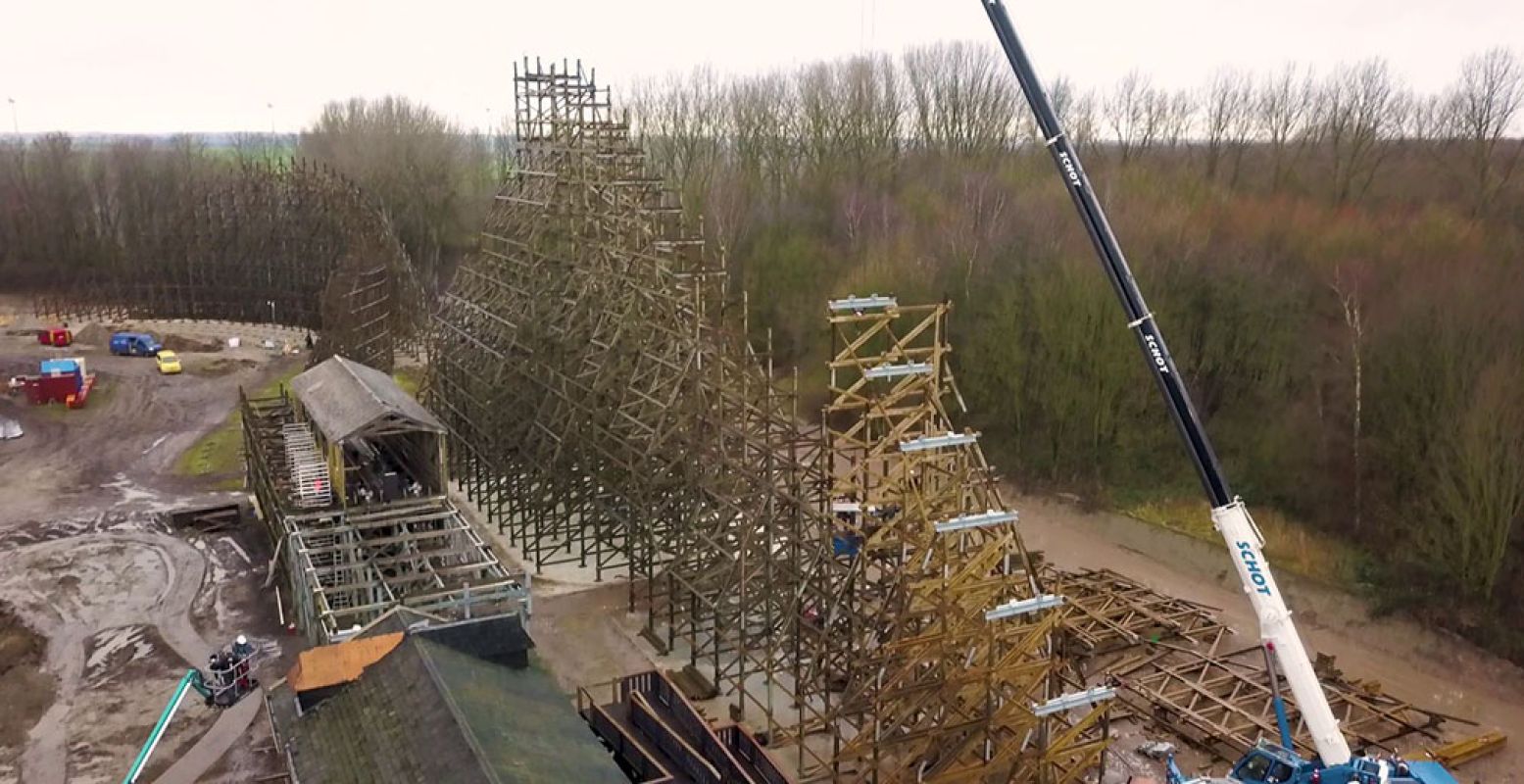 Op de voorgrond zie je de bouw van de nieuwe lift van thrill ride Untamed in Walibi. Die wordt 36,5 meter hoog! Foto: Walibi Holland