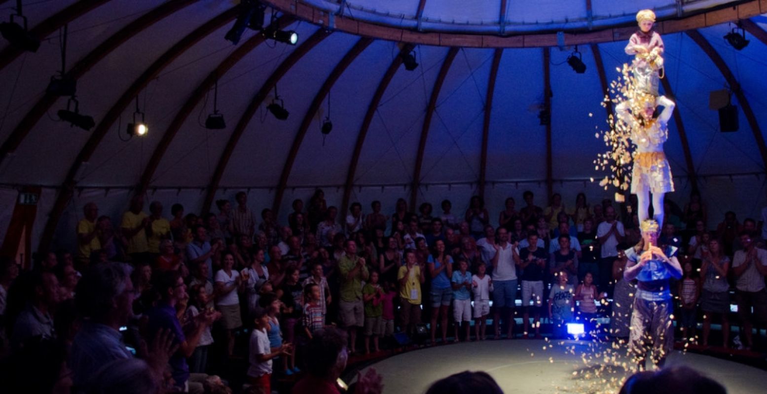 Dit jaar strijkt een Sprookjescircus neer in Park Sonsbeek, waar ze met muziek, theater en veel acrobatiek sprookjes tot leven brengen. Foto: Compagnie Nicole et Martin © FranÃ§ois Margot