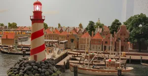 Win kaartjes voor een uitstapje Bekijk de wereldhaven in het klein en de kleine kustplaatsjes zoals deze. Foto: Miniworld Rotterdam