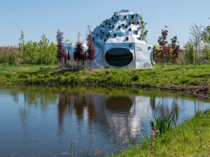 Maak een wandeling tussen de interessante installaties. Foto: Beeldenpark Anningahof