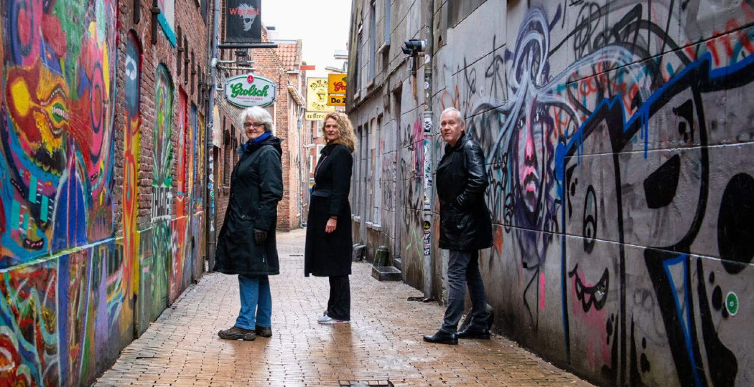 De gidsen en initiatiefneemster van de muzikale stadswandeling 'Van Bach tot Bowie in Groningen. v.l.n.r. Yvonne van den Berg, Ellis Hendriksen en Peter van der Heide. Foto: Ronald Lowijs