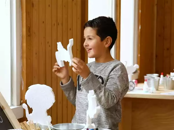Maak je eigen kunstwerk. Foto: De Ontdekhal © Carilijne Pieters Maak je eigen kunstwerk. Foto: De Ontdekhal © Carilijne Pieters