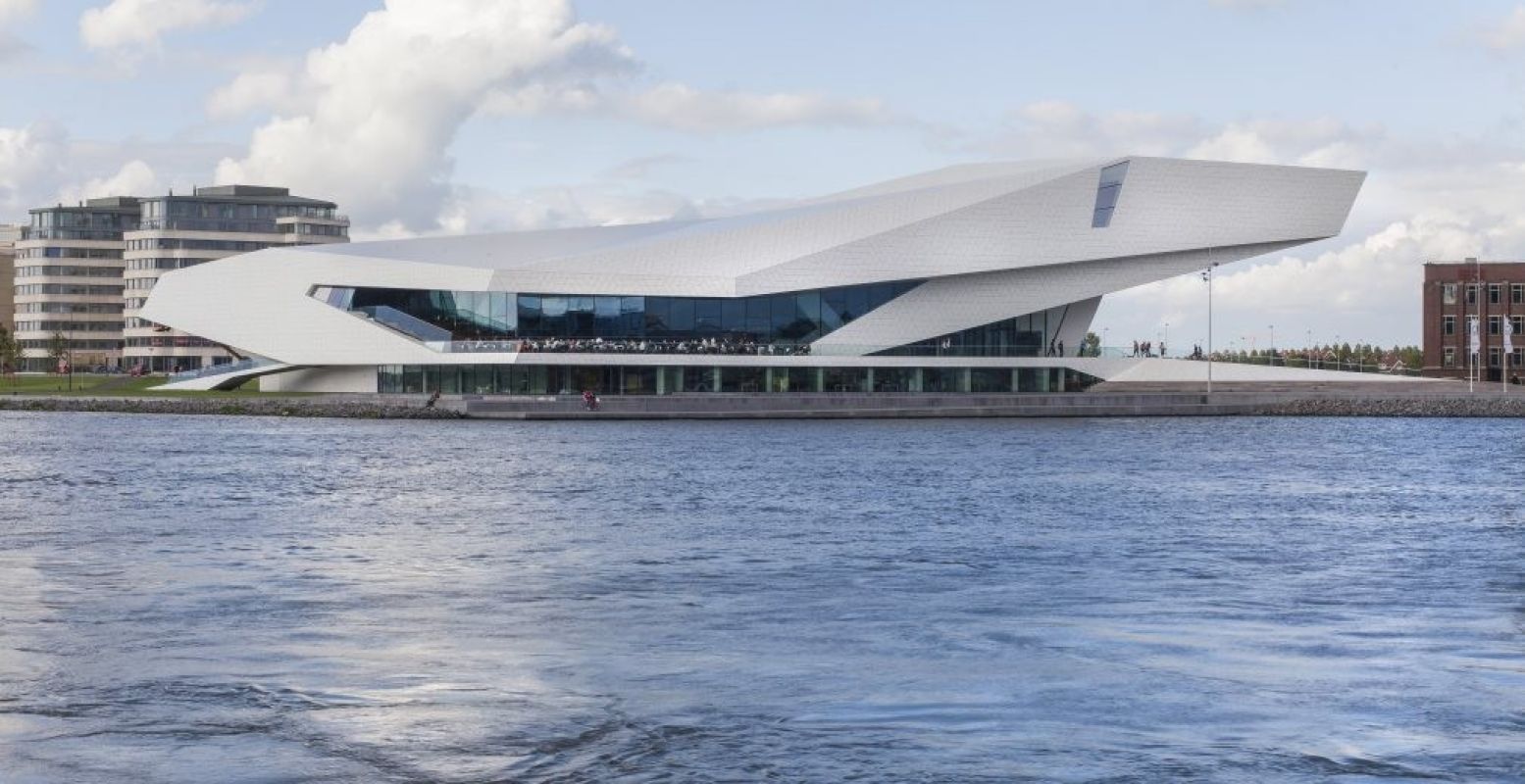 Het futuristisch uitziende gebouw van EYE. Foto: Dennis Guzzo.