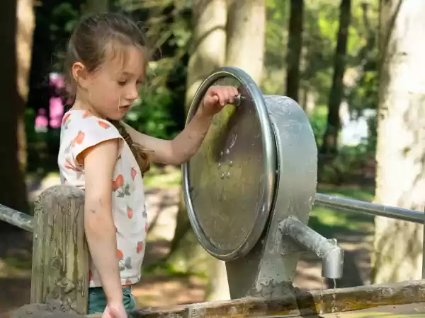 Laat je kinderen rustig spelen op het speelveld en in de speeltuin. Foto: Camping de Waps Laat je kinderen rustig spelen op het speelveld en in de speeltuin. Foto: Camping de Waps