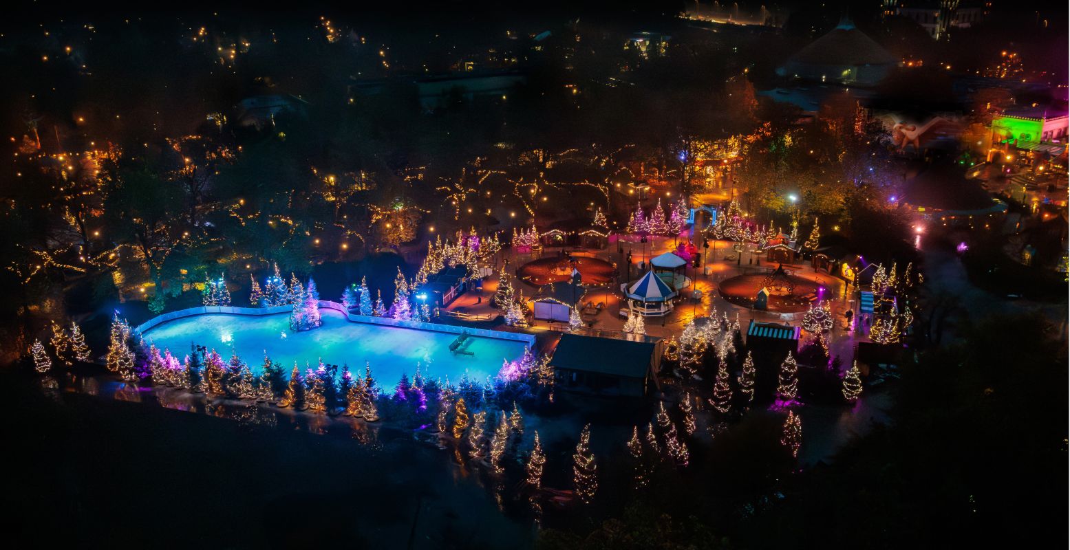 Genieten op de Warme Winter Weide, een nostalgische winterse weide met schaatsbaan en horeca. Foto: Efteling