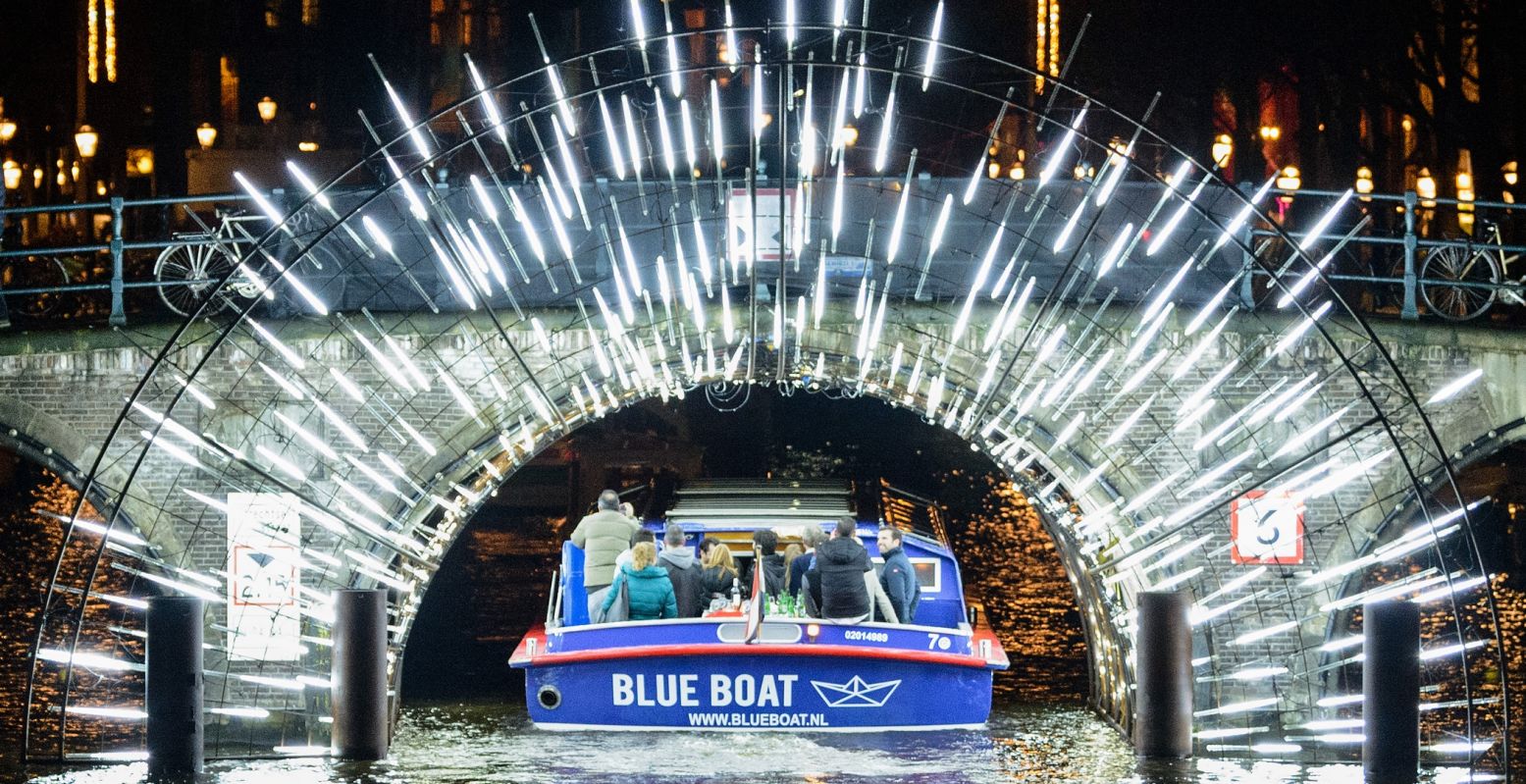 Bewonder Amsterdam op z'n mooist tijdens Amsterdam Light Festival. Foto: Blue Boat Company © Arjan Broek