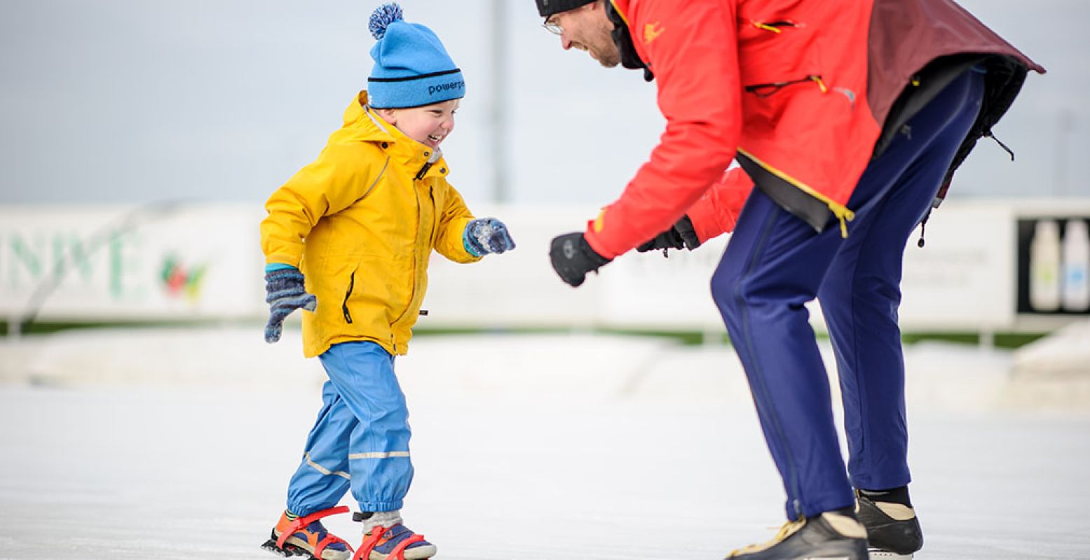 Jong geleerd, oud gedaan. Ook kinderen houden van ijs. Zelf krabbelen met papa, of misschien toch les nemen? Dat kan op meerdere schaatsbanen en bij Flevonice zelfs lekker buiten. Foto: Flevonice.