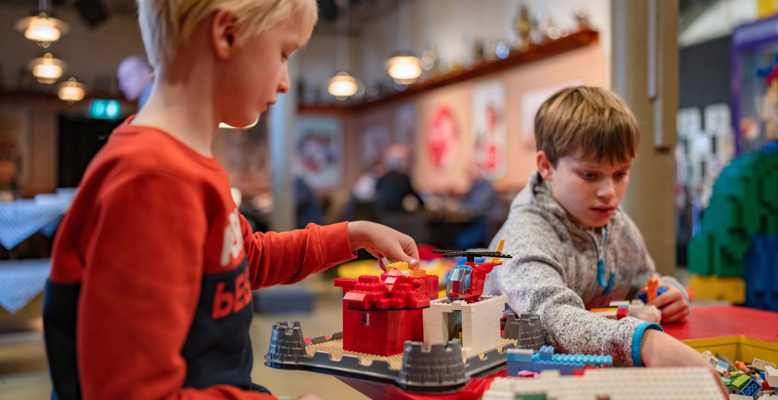 Al die prachtige LEGO-bouwwerken zijn inspirerend. Foto: Benno Ellerbroek / Museum van de Twintigste Eeuw