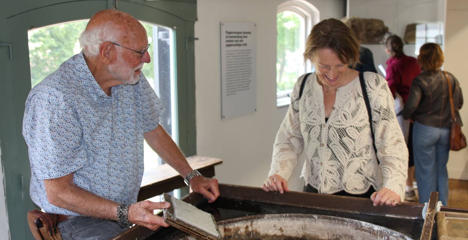 De pulp wordt in een papierraam geschept, waarna het opdroogt tot een bruikbaar papiertje. Foto: DagjeWeg.NL De pulp wordt in een papierraam geschept, waarna het opdroogt tot een bruikbaar papiertje. Foto: DagjeWeg.NL