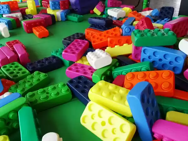 Ga aan de slag met deze kleurrijke blokken. Foto: Play & Bounce © Ga aan de slag met deze kleurrijke blokken. Foto: Play & Bounce ©