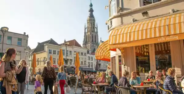 Ontdek Breda: tips om te doen in deze bourgondische stad De Grote Markt in Breda is heel sfeervol. Foto: Floris Oosterveld i.o.v. Breda Marketing