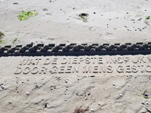 Gedichten in zand. Foto: DagjeWeg.NL