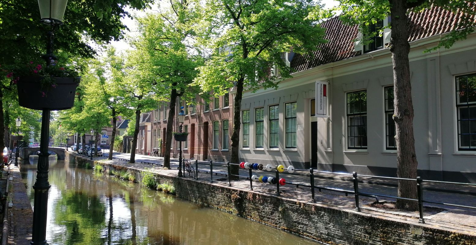 Aan een van de grachtjes in het mooie Amersfoort ligt het Mondriaanhuis. Foto: Mondriaanhuis © Wil Groenhuijsen