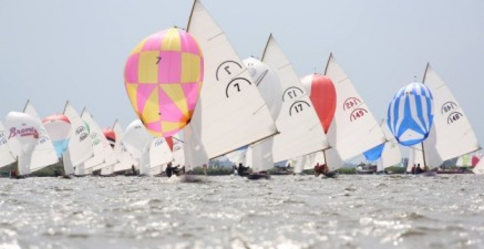 Het Sneekermeer stroomt vol met zeilschepen! Foto: Sneekweek