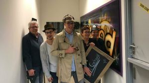 Een groep poseert na het behalen van de escaperoom