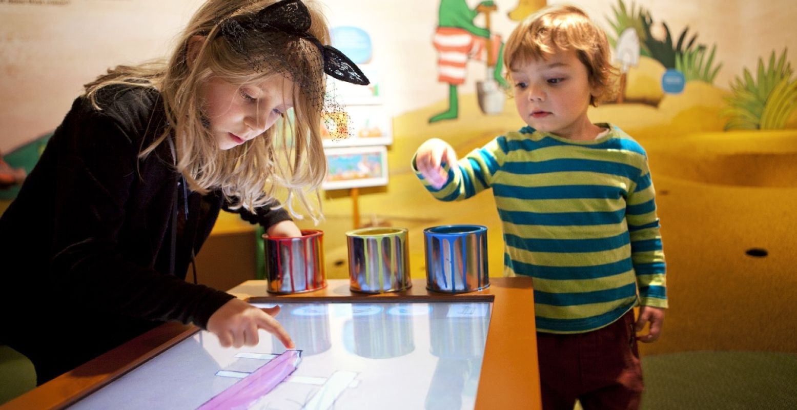 Klussen met Rat in het Kinderboekenmuseum. In 'Ik ben Kikker' leren kinderen hier door spelletjes en leuke opdrachten van alles over emoties. Foto: Kinderboekenmuseum © Eveline van Egdom.