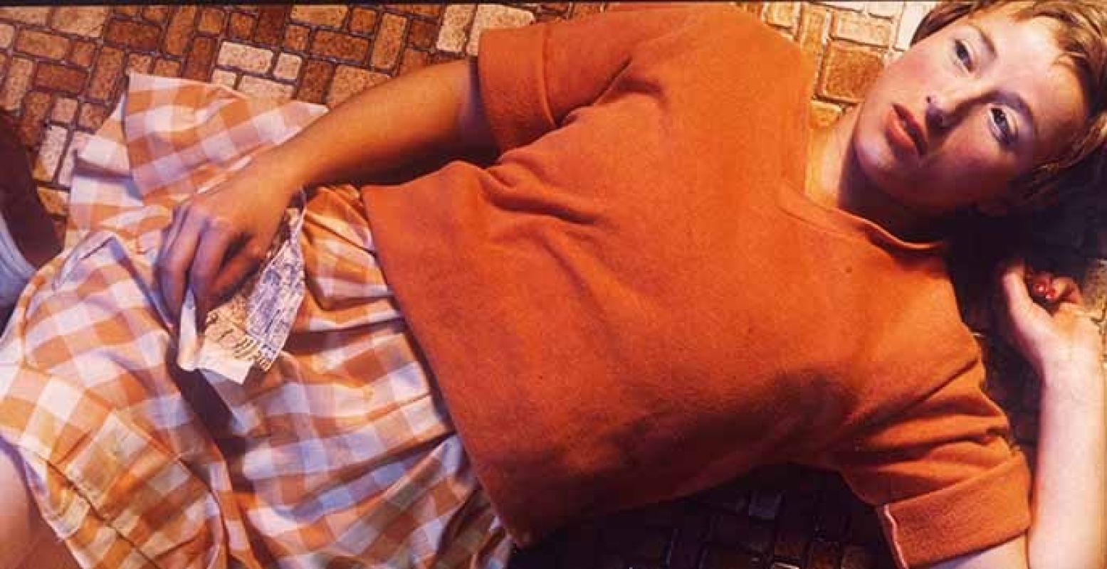 Cindy Sherman, Untitled (no 96 - orange shirt, tile floor), 1982. C-print. Collectie: Museum Boijmans van Beuningen