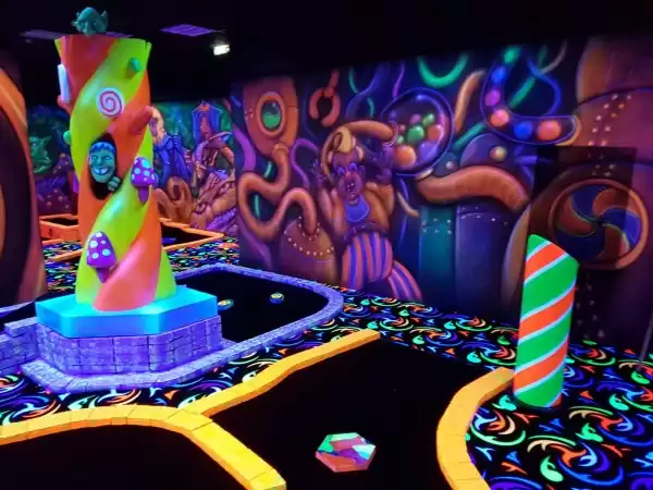 De felle kleuren werken betoverend! Foto: GlowGolf Schiedam