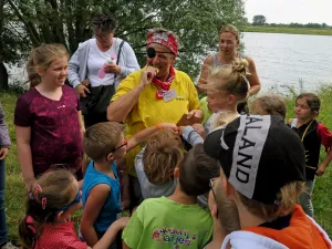 Kinderpiratenvaart Blauwe Bever Wijk bij Duurstede Opperpiraat geeft uitleg in de natuur aan de kleine piraatjes foto: stichting Rijnoevervaarten