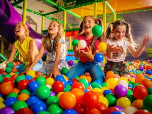 Kinderen vermaken zich uitstekend in de ballenbak. Foto: Monkey Town