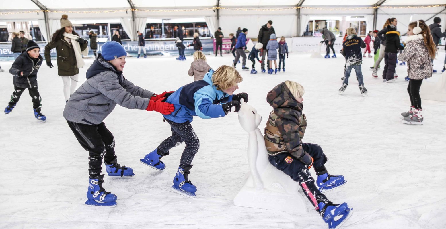 Maak plezier op de ijsbaan voor het Kurhaus in Scheveningen. Foto: Den Haag Marketing