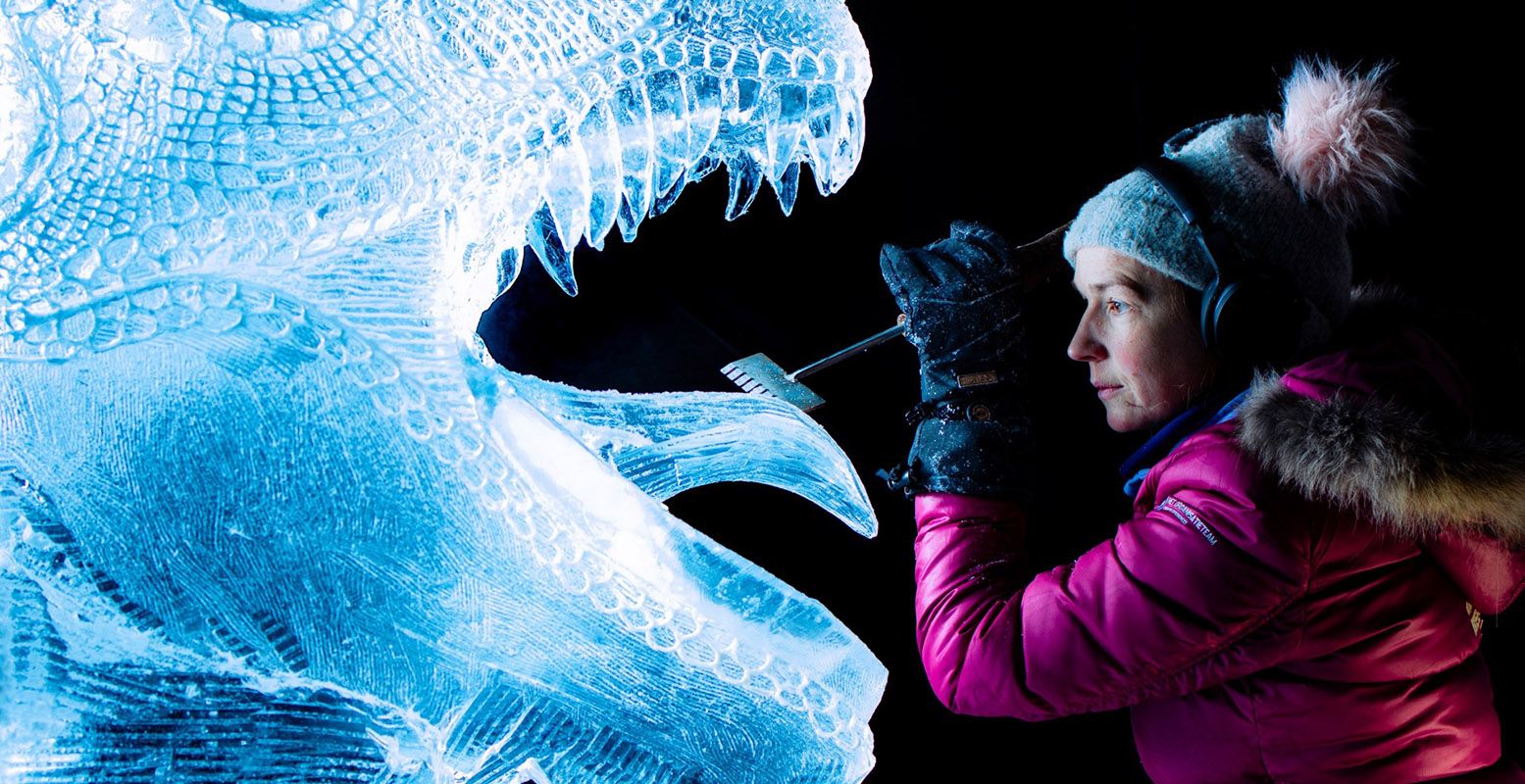 De ijskunstenaars besteden aandacht aan elk detail. Foto: Nederlands IJsbeelden Festival