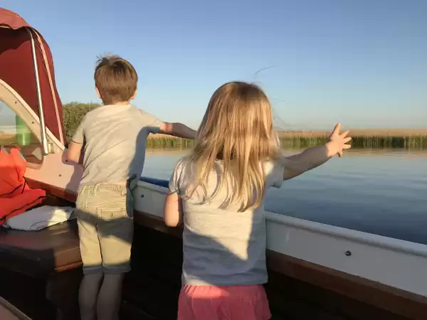 Ook leuk: De Alde Feanen verkennen vanaf het water. Foto: DagjeWeg.NL © Grytsje Anna Pietersma Ook leuk: De Alde Feanen verkennen vanaf het water. Foto: DagjeWeg.NL © Grytsje Anna Pietersma
