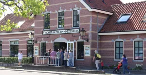 Stap aan boord voor een hartverwarmende tijdreis Museumstoomtram Hoorn-Medemblik heeft een eigen, historisch station naast het NS-station van Hoorn. Foto: DagjeWeg.NL.